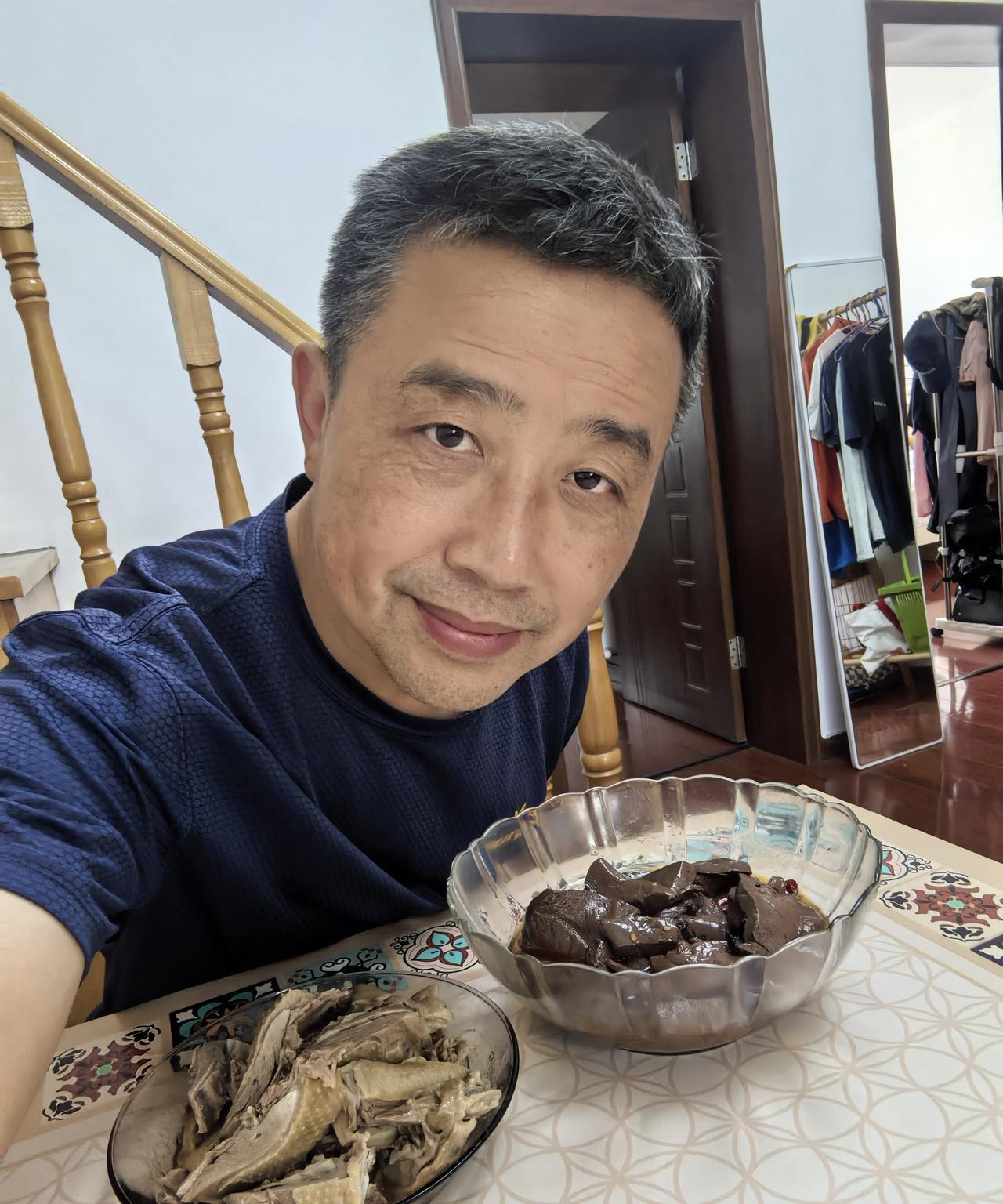 酒龄四十年，戒酒八十三天，滴酒未沾。
中午买了我们这边最有名的肖氏贡鹅、鹅血，贡