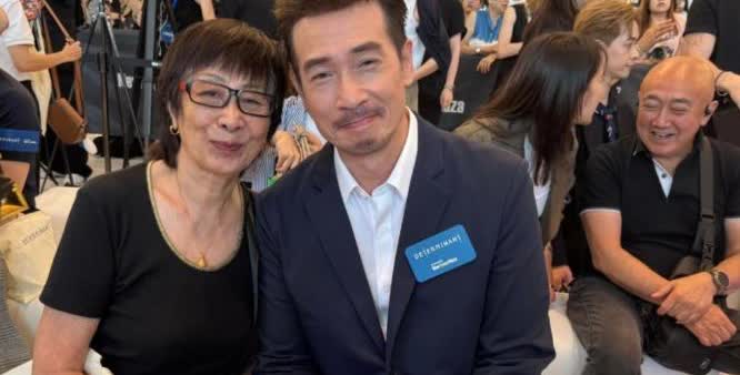 陈豪的妈妈罕见现身支持儿子参加活动，父亲是麻醉科医生，母亲是中医，早年丧夫独自抚