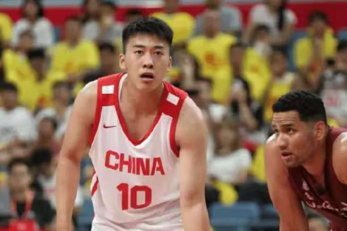 7月24日男篮热身赛，中国男篮77-49大胜委内瑞拉男篮。

目前就读于旧金山大