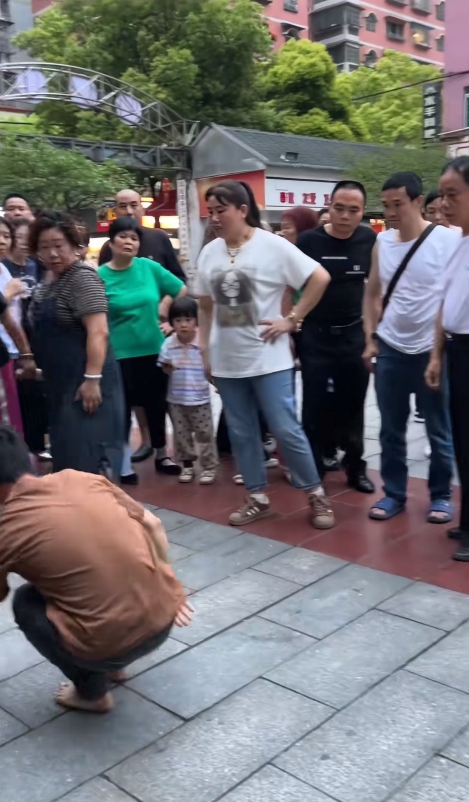 你别碰我”恶人还需恶人磨，一小伙直接关停了广场舞大妈的音响，随后一个彪形大汉就过
