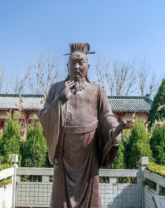 东汉末年，曹操俘虏陈宫，处死之前戏弄他：“你一死，你的妻子怎么办呢？”陈宫想到美