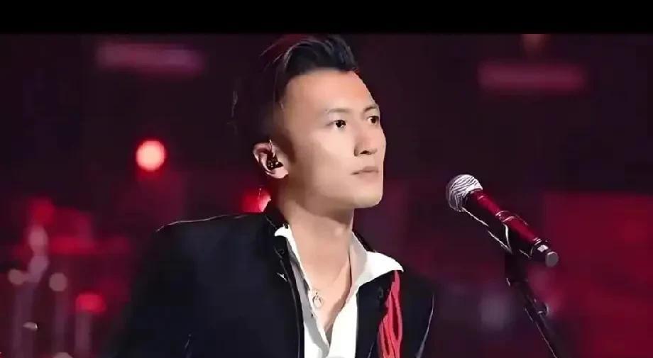 谢霆锋演唱会，玩了把浪漫，怪不得王菲舍不得谢霆锋。
杭州连开两场，唱《香水》时撒