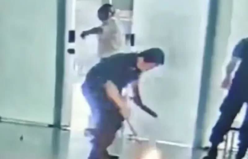 武汉天河机场最近出了件大事！一男子过安检时，因为充电宝没有3C认证被拦下。结果他