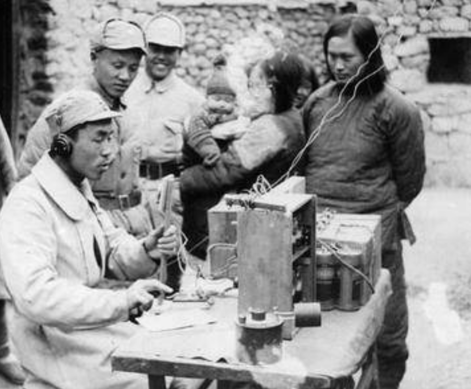 1937年，地下党员涂作潮正在家中和邻居们打牌聊天。突然间一个邻居凑了过来，神神