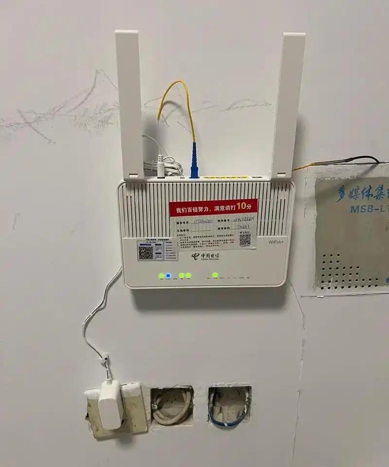刚才跟邻居聊装修，我说装修前你要想好，家里网络怎么规划，买哪些家电，装什么样的灯