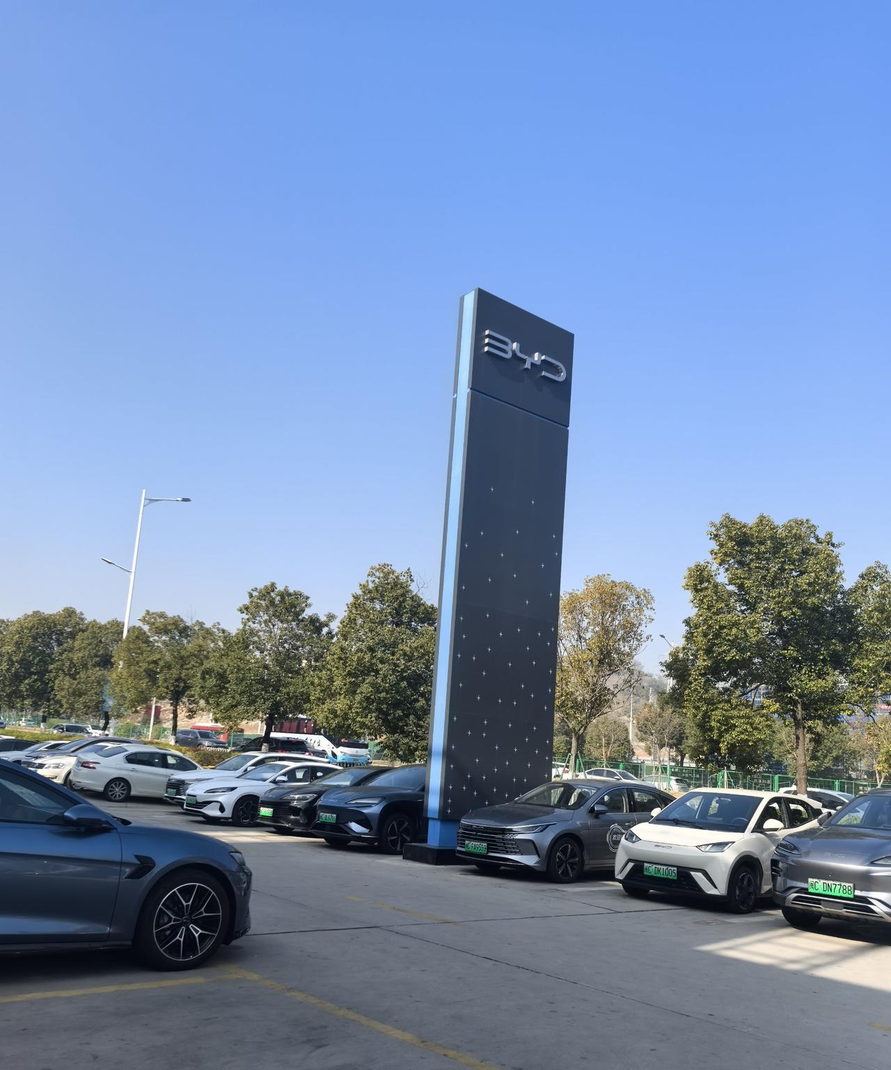 今天店里来了一对夫妻看二手车，让我想起个有意思的事。李姐非盯着奔驰 C 级不放，