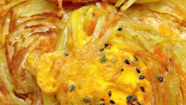 金黄酥脆的鸡蛋土豆丝饼：家常美味新做法