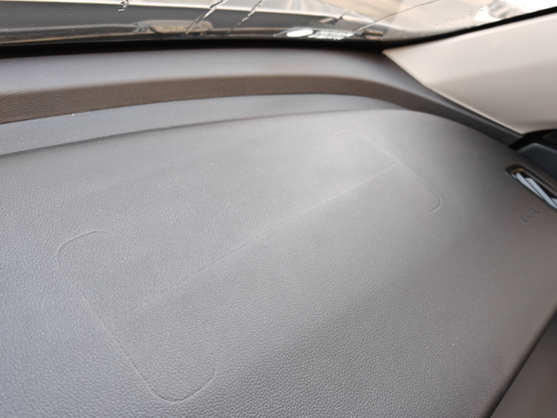 仪表台鼓包，第三代哈弗H6两年多的车副驾仪表台鼓包，你们有没有这样的？