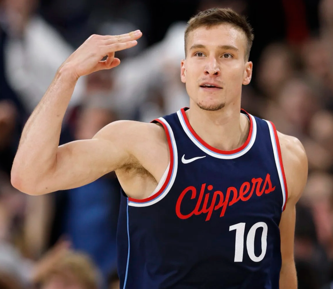 NBA官方更新X，晒出一张快船球员波格丹-波格丹诺维奇的照片并为其献上生日祝福。