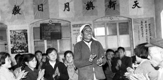 1986年3月15日，胡启立代表中央到医院看望病重的陈永贵，握着陈永贵的手时，他