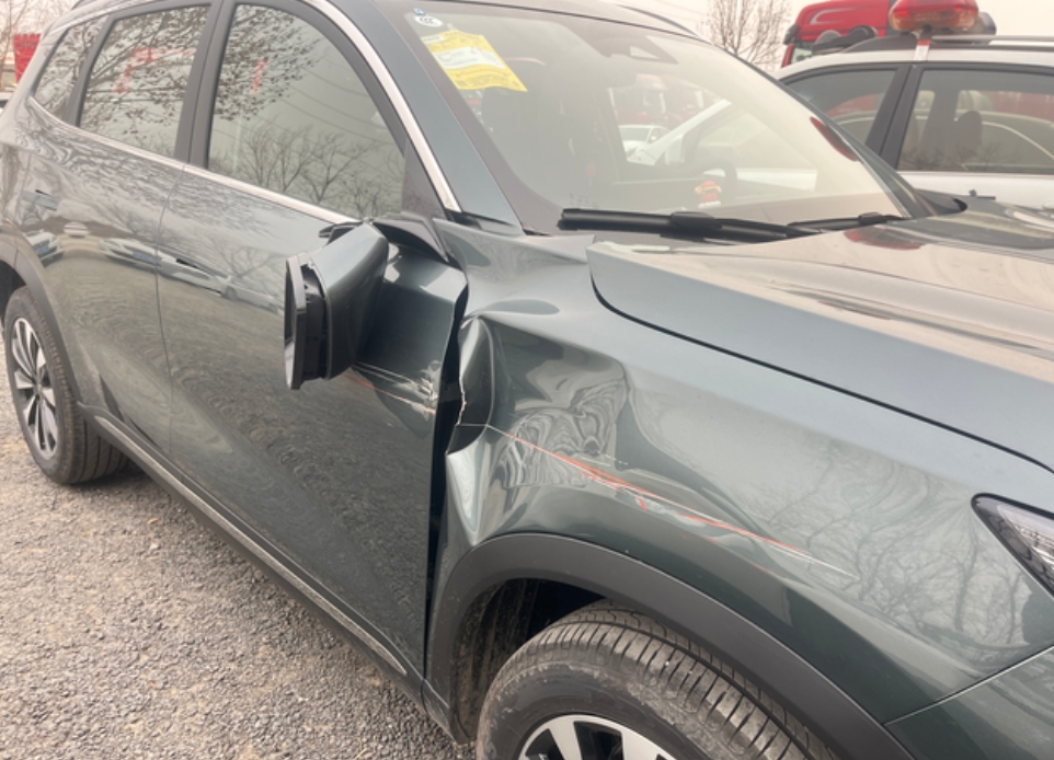 我在高速上以130码的速度在超车道行驶，行车道上大货车打了左转向灯，变道未完成，