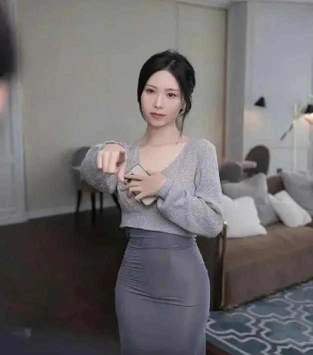 在校园里，有一位喜欢穿黑丝的女高中生校花，她的穿搭总是引人注目。黑丝与校服裙的搭