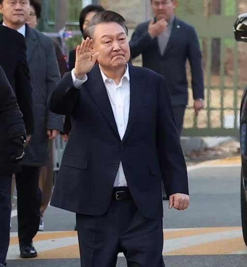 真是死猪不怕开水烫，尹锡悦这事儿真是让人没想到，被抓了还这么硬气！


7