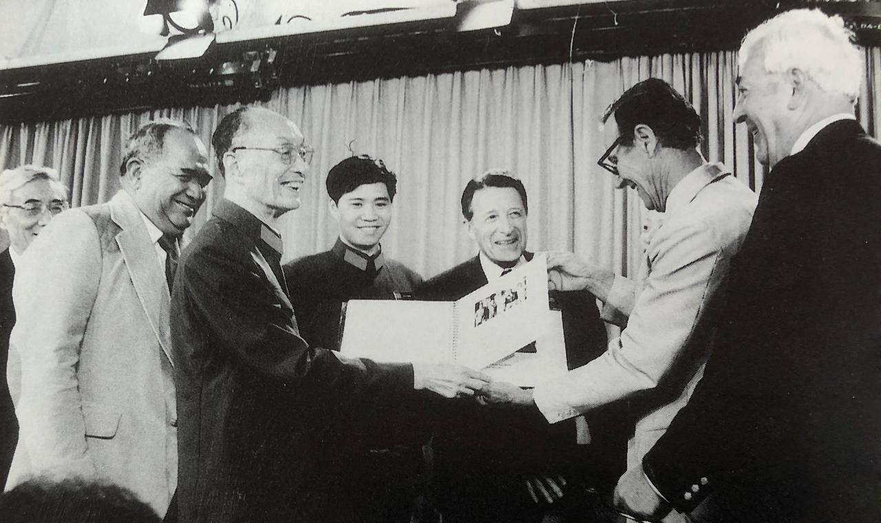 1984年6月国防部长张爱萍访问美国时会见1943年在苏北解放区被我军营救的飞行