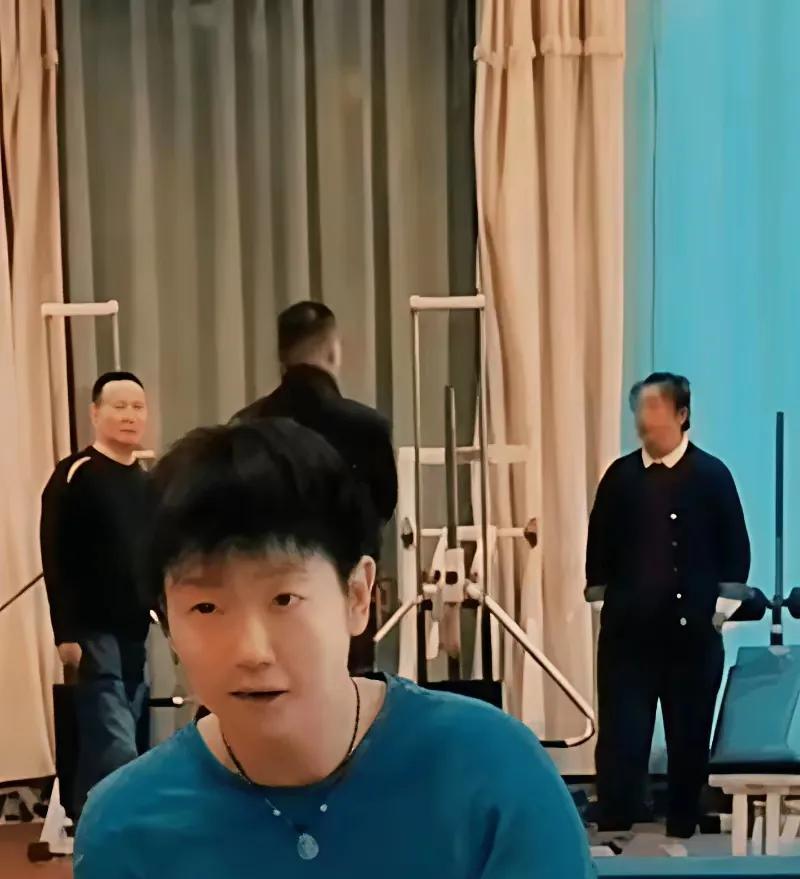 莎爸爸和莎妈妈想孩子了，
亲自到北京探班，
近期国乒赛程安排很紧，
世乒赛刚完莎