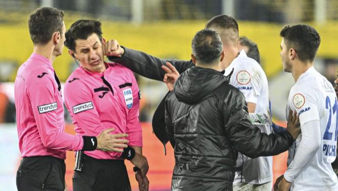 每一家土耳其足球俱乐部，都觉得吃了裁判的亏