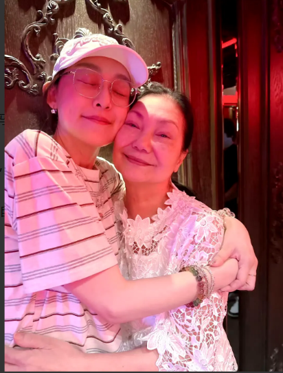 泪目了，范玮琪中秋节去看望大S的妈妈，S妈还送了范玮琪自己亲手做的抱枕，太温情太