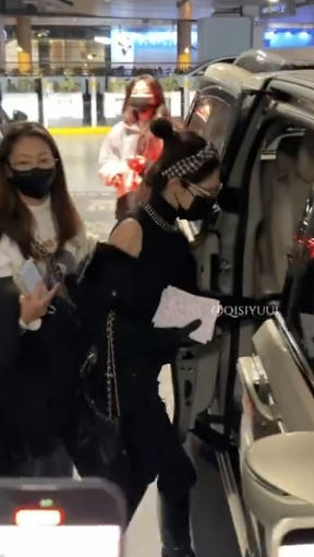 彭小苒瘦身效果太绝了！对比过往肉眼可见小一圈，紧身裤都快撑不满～ 关键身材纤瘦的