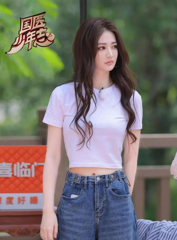 #徐璐的眼睛会说话吧# 救命！徐璐这双眼也太无敌了吧！眼波流转间像盛着揉碎的星光