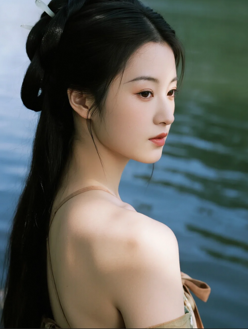 她抬眸的瞬间，我能看穿你的呼吸