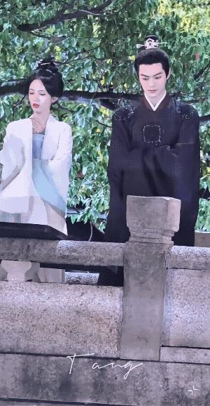 这个沈殿，在女主面前好乖哟！一边原地踏步，一边等着女主整理妆容，一点也不着急，摇