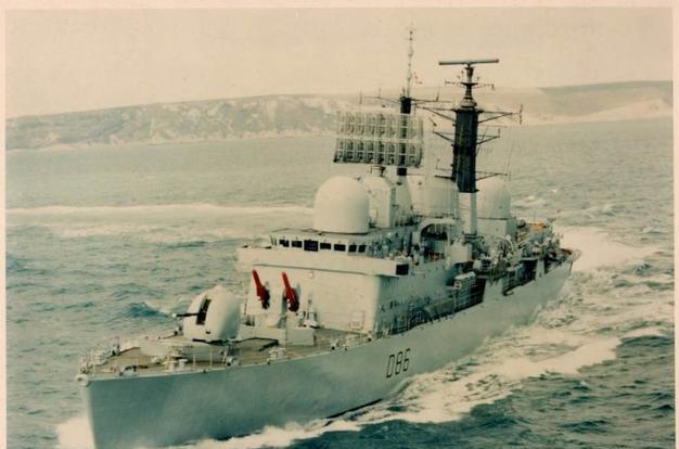 1982 年马岛海域，英国核潜艇的鱼雷与阿根廷的 “飞鱼” 导弹，在短短三天内书