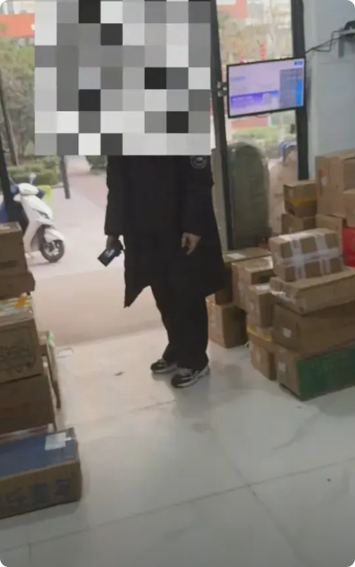 过分了！四川一女子带着6个月大的金毛去拿快递，在她找快递的时候，狗子就在地上挠痒
