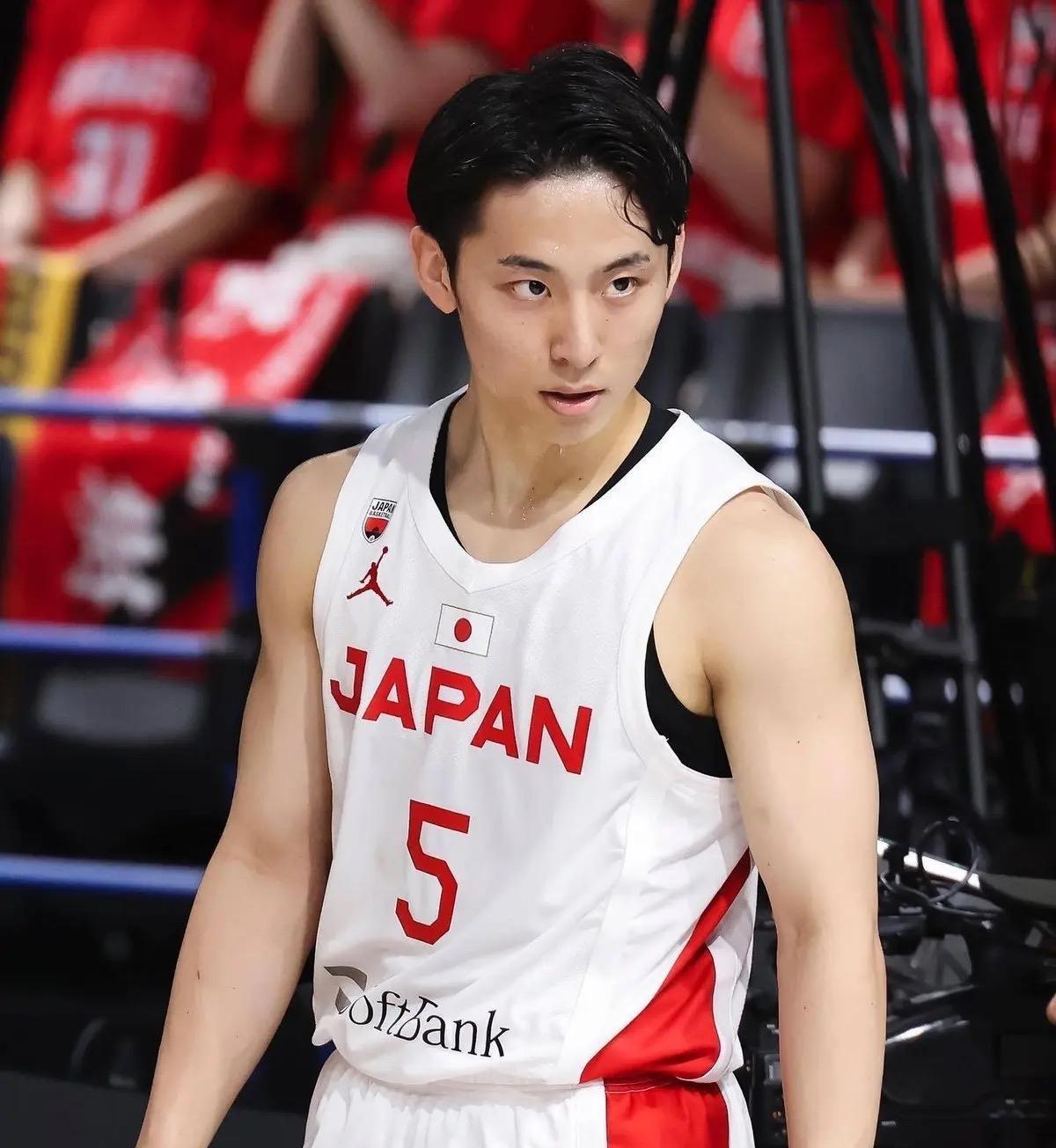 杨翰森16顺位进入NBA后，第三天，灰熊宣布裁掉河村永辉。
依稀记得，去年的河村