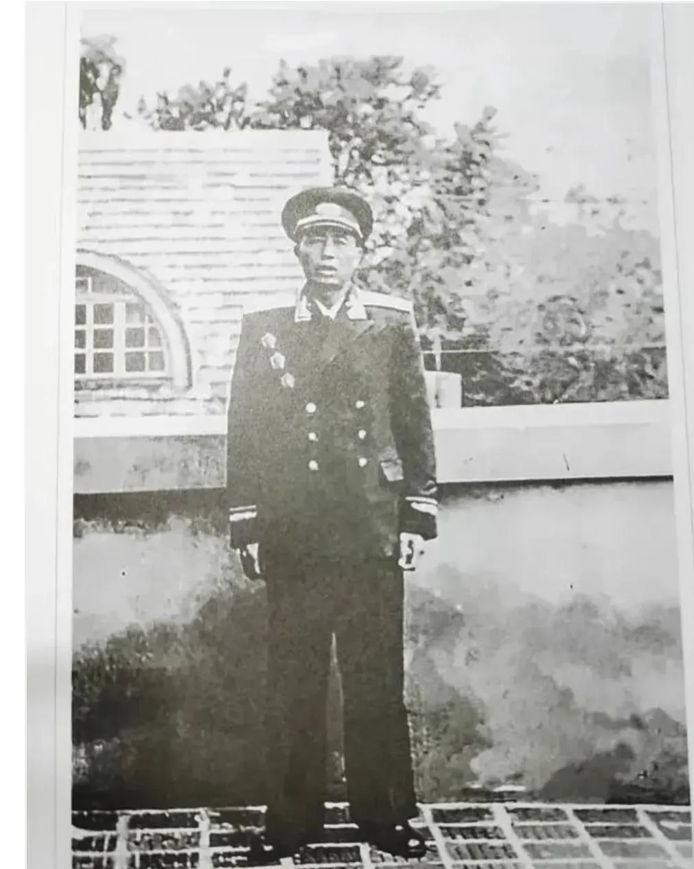 1943年，汉奸们抓了一个女八路，保长却百般阻拦，汉奸大怒，正要发脾气，保长解释