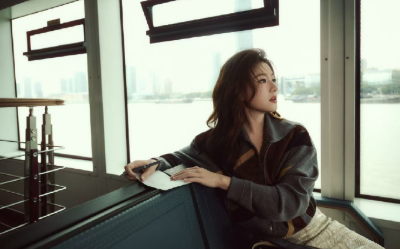 拼接夹克配鎏金裙，复古时髦得恰到好处。抬眸是疏离破碎，远望含温柔缱绻，眼里故事感