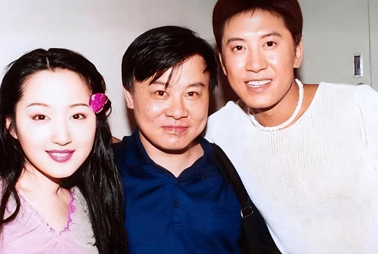 #我的宝藏兴趣#
右边帅哥，是著名歌星毛宁，左边是“甜歌皇后”杨钰莹，有谁知道，