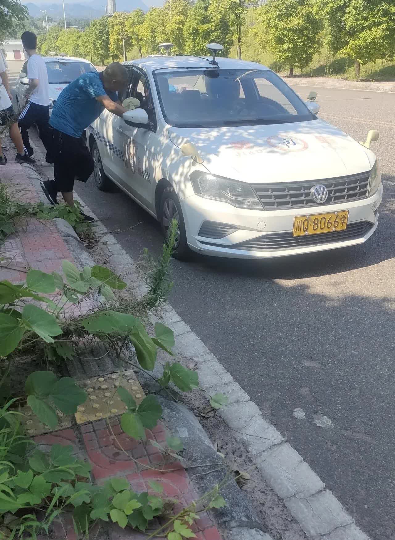本以为我学车是最笨的，就在刚才遇到一个二十来岁的小伙子终于让我找到了一点心里平衡