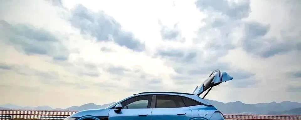 这就是赤裸裸的现实，油箱60升加满：

美 国：约需450元人民币；

