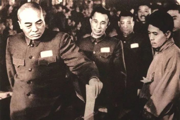 彭老总身后都是谁？[玫瑰][玫瑰][玫瑰]
