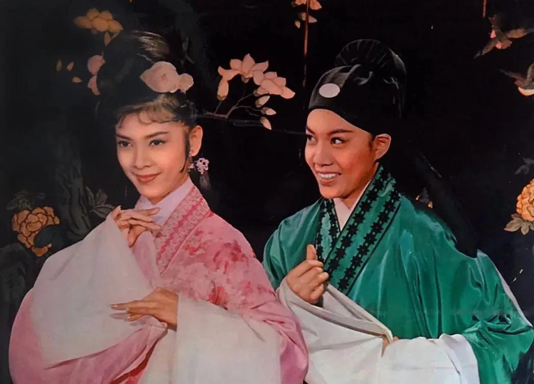 | 唐伯虎·往事 |
小时候看过一部戏曲电影，叫《三笑》，幽默，却很优雅，比周星
