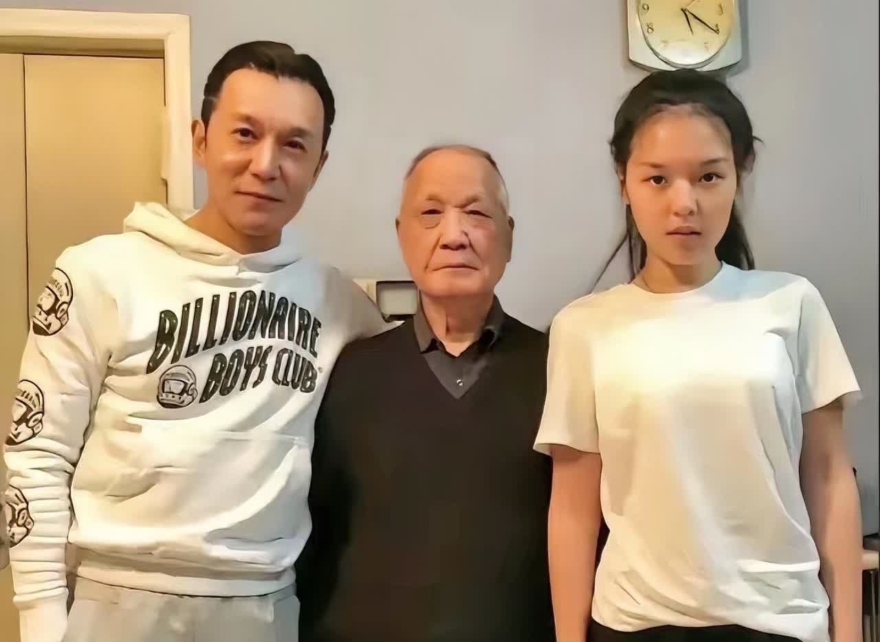 2017年12月31日，哈文晒出了李咏和父亲、女儿的合照，这张照片也成为了李咏生