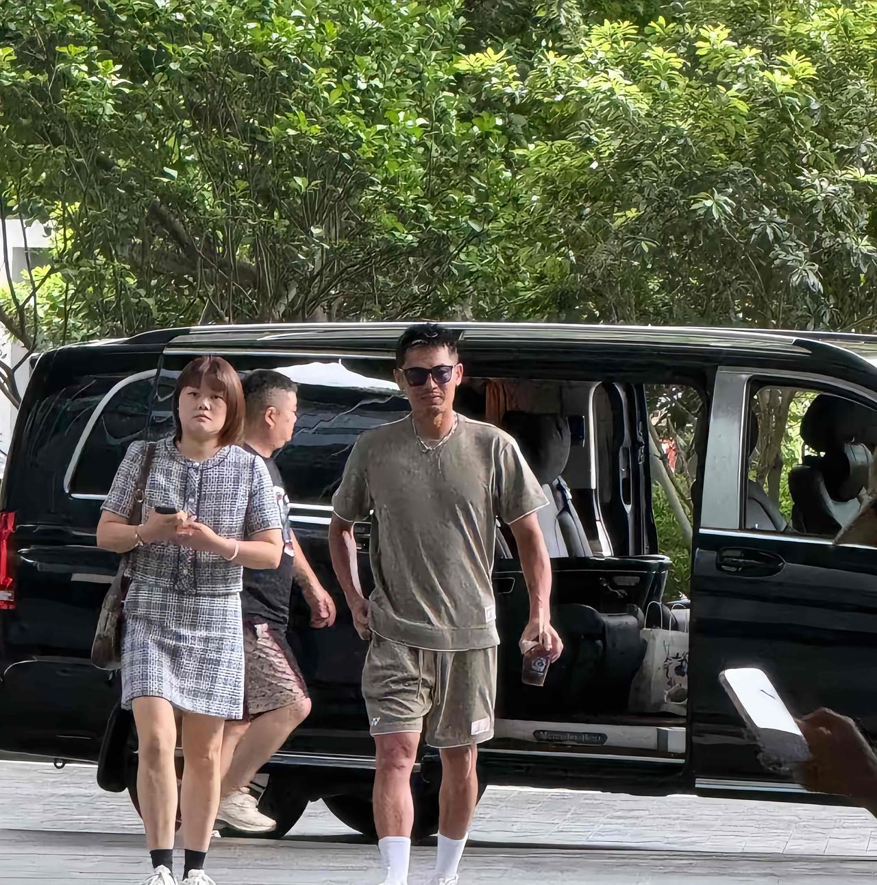 近日，林丹现身深圳湾，林丹谢杏芳国际羽毛球交流中心，参加DANLIFE揭幕。
林