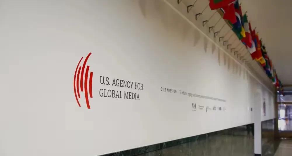 特朗普政府签署了一项命令，解散美国之音的母公司。
大量记者和员工昨天早上被告知，