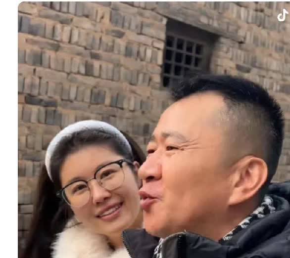 演员李嘉明（42岁）和妻子（24岁）合影。原来李嘉明的妻子，是这位又年轻又漂亮的