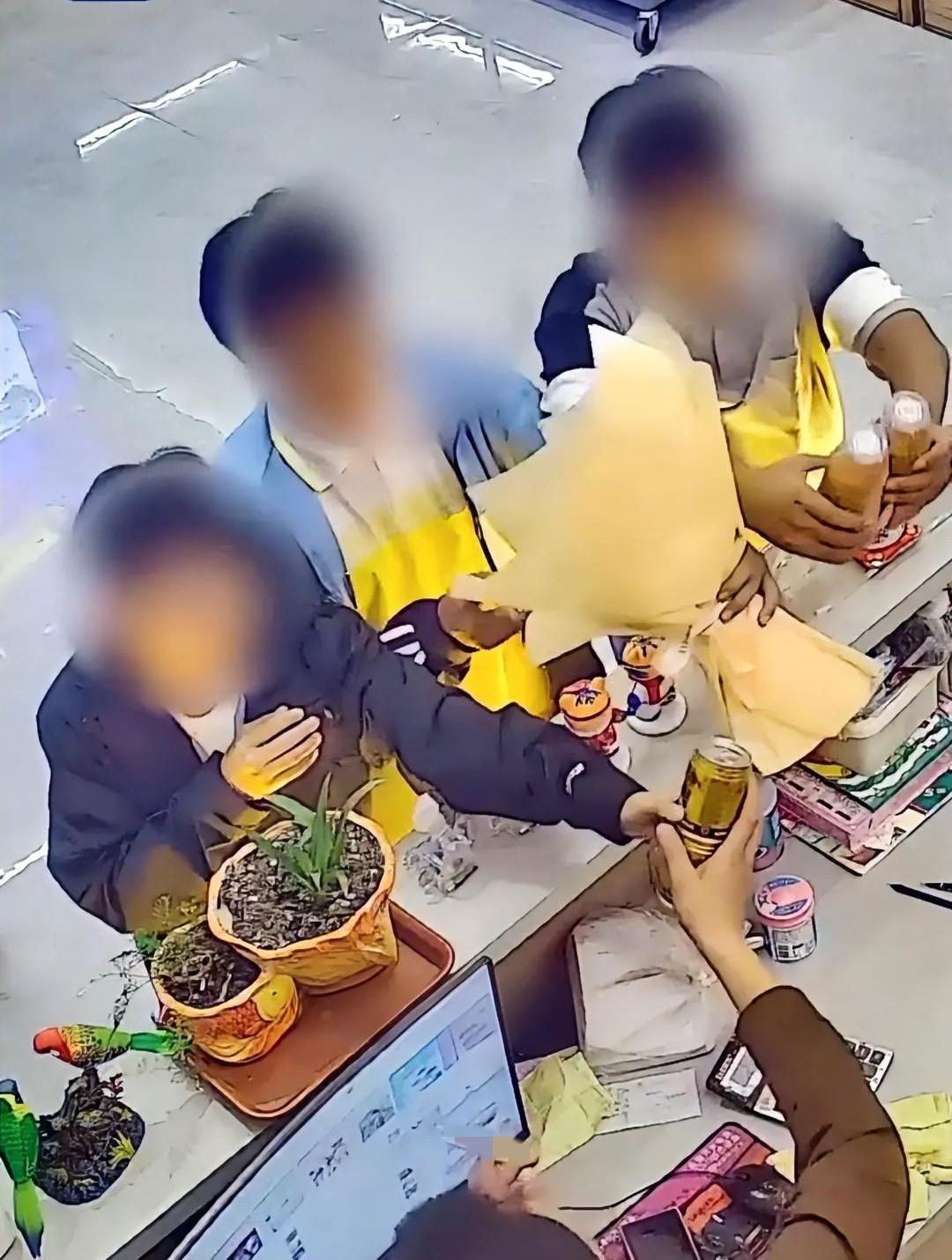 男子在母亲的火锅店里帮忙，正坐在前台处理事时，一名男孩推门而入，开口问道：“叔叔