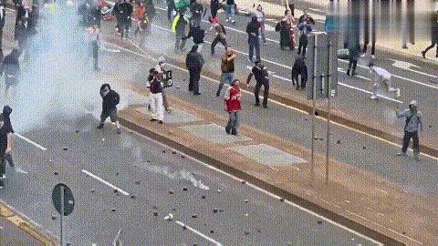 意大利75个城市爆发抗议，10万工人上街罢工，要求承认巴勒斯坦
当地时间22日，