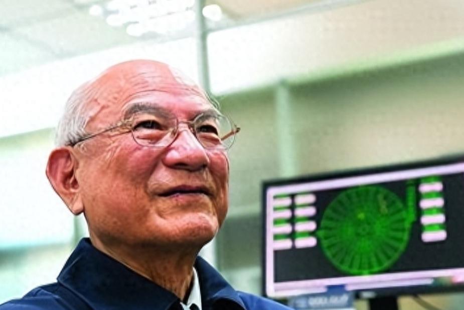奖金800万！中国科学家苦干三十年，揭秘雷达盲区中的美国航母。他为国家研发了“千