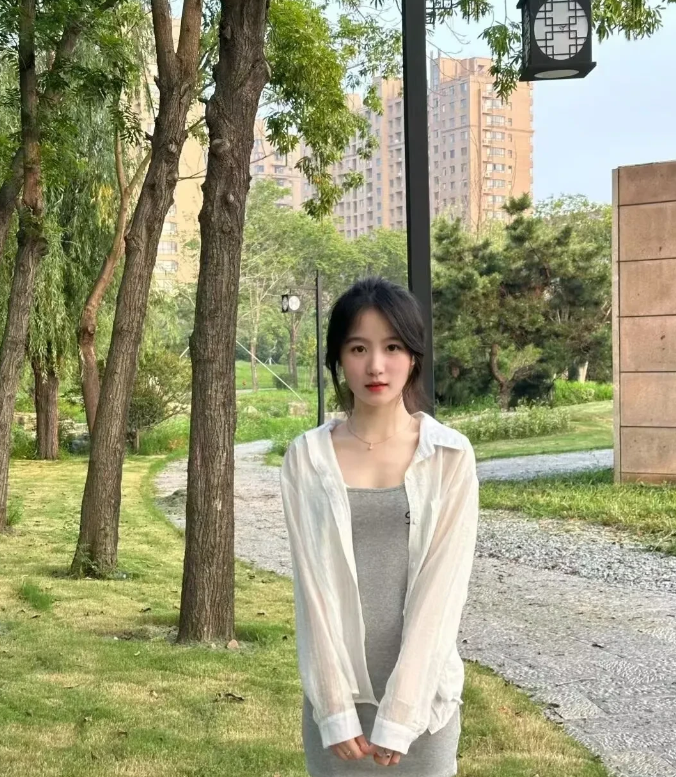 大学生太难了，社会经验不足，稍不留意就容易掉进陷阱上当受骗。就拿我同事的女儿来说