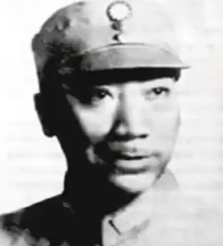 1940年，军统女特工给汉奸情夫递了一杯水，汉奸情夫看了她发抖的手，说：“你的手
