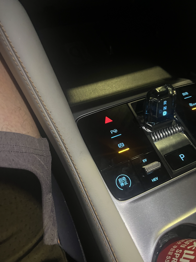 去保养时候给升级了系统之后
发现自动驻车的电子图标没有了……请教一下咋弄