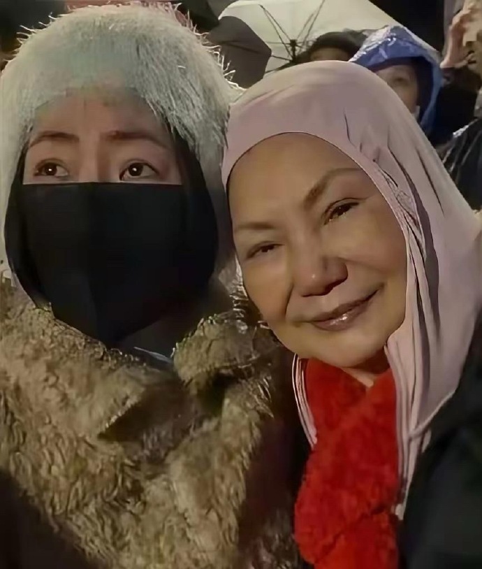 小S和S妈太可怜了，没有了大S，两人看跨年烟火，一个眼含热泪，一个勉强挤出笑容，