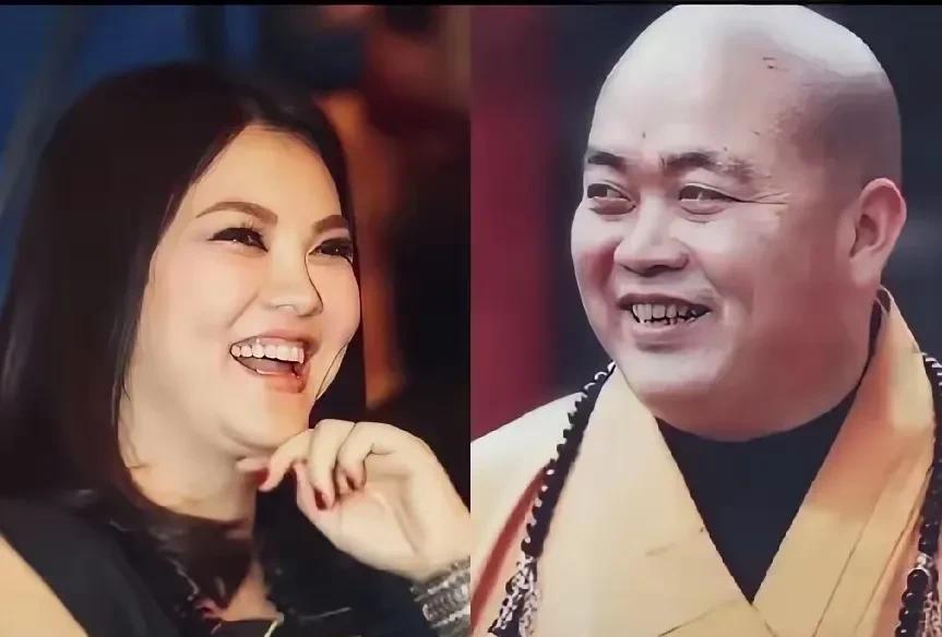 突然发现他俩长得可真像。
都是圆脸圆脑袋圆下巴，
苹果肌发达，
笑起来浑圆如汤团