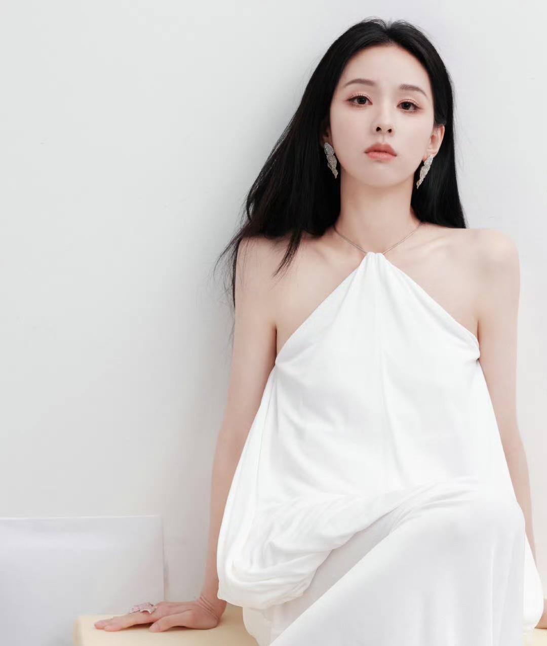 陈都灵 第二套造型也正式揭晓 ，以一身 Loewe 裙装出镜带来了品牌秋冬系列的