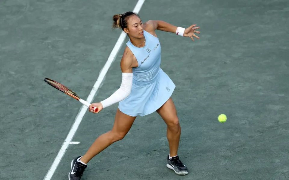 北京时间4月4日，WTA500查尔斯顿站第三轮，中国金花郑钦文鏖战三盘，以6-3