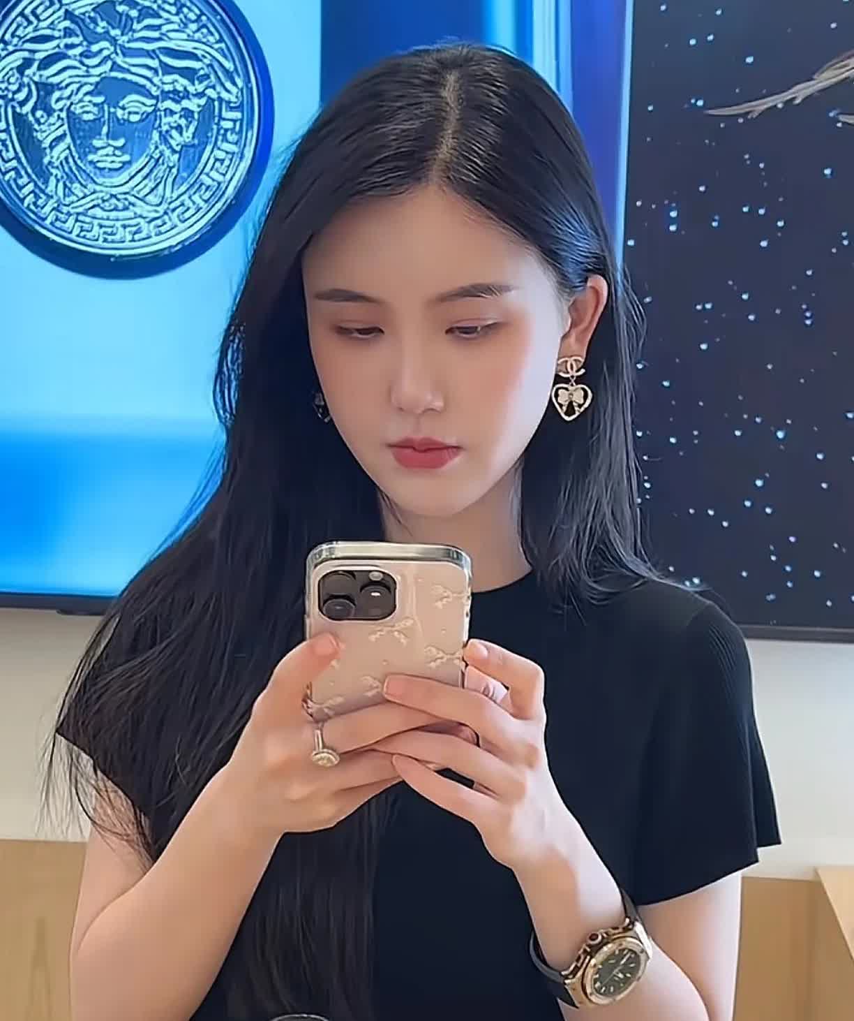 其实，如果没有杨钰莹的光环影响，楚玲还是很漂亮的，只是大家都先入为主了，所以，大